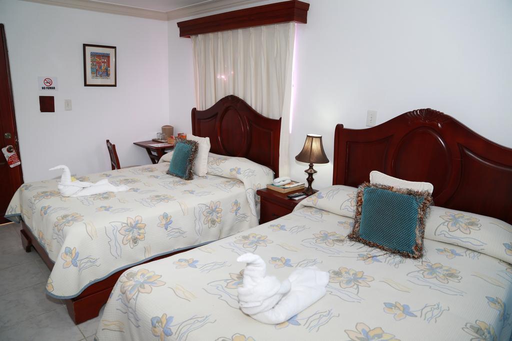 Hotel Los Jardines Сантьяго-де-лос-Кабальерос Экстерьер фото