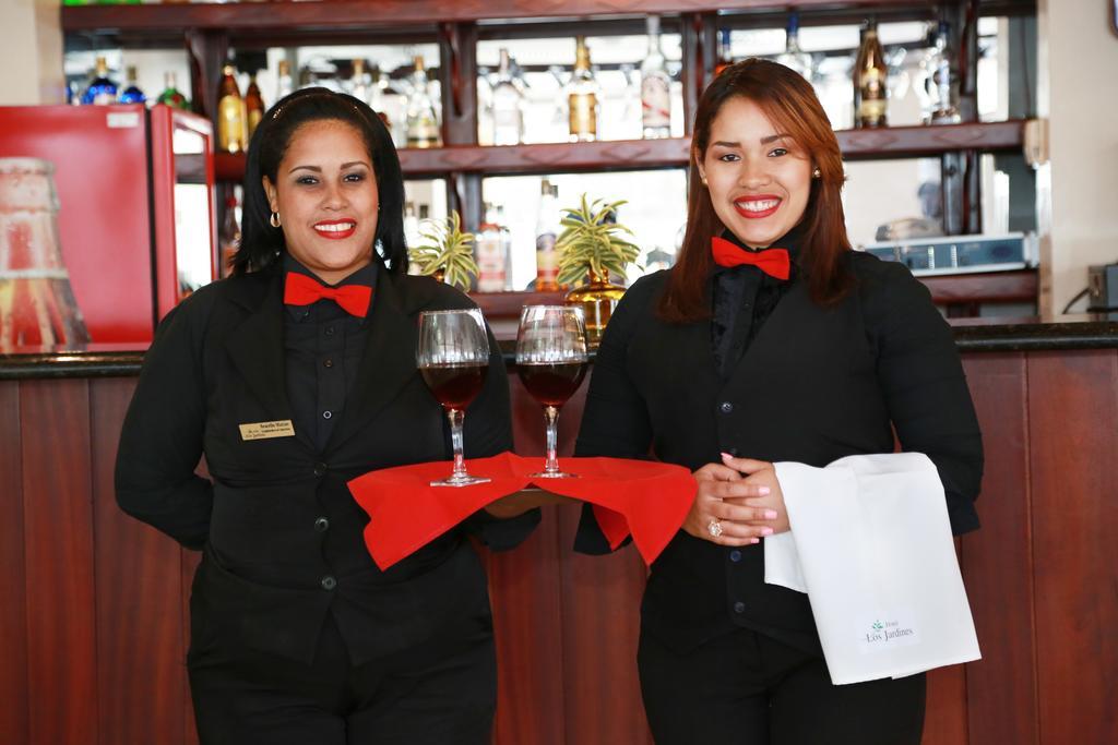 Hotel Los Jardines Сантьяго-де-лос-Кабальерос Экстерьер фото