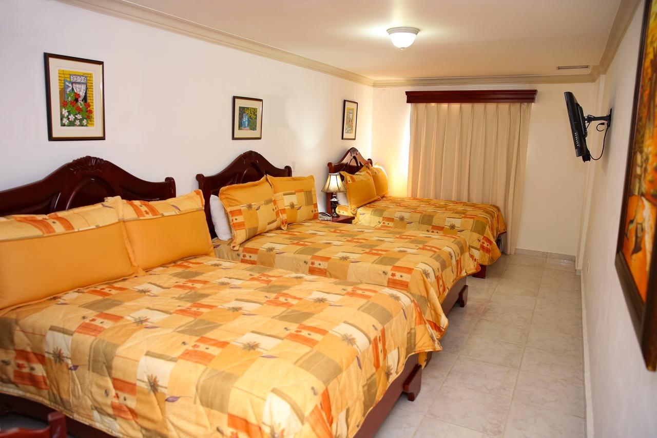 Hotel Los Jardines Сантьяго-де-лос-Кабальерос Экстерьер фото