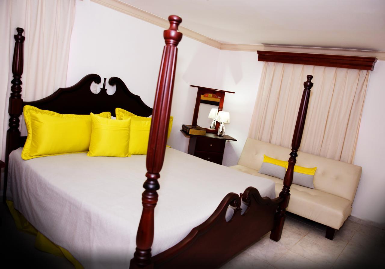 Hotel Los Jardines Сантьяго-де-лос-Кабальерос Экстерьер фото