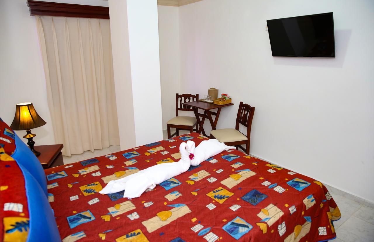 Hotel Los Jardines Сантьяго-де-лос-Кабальерос Экстерьер фото