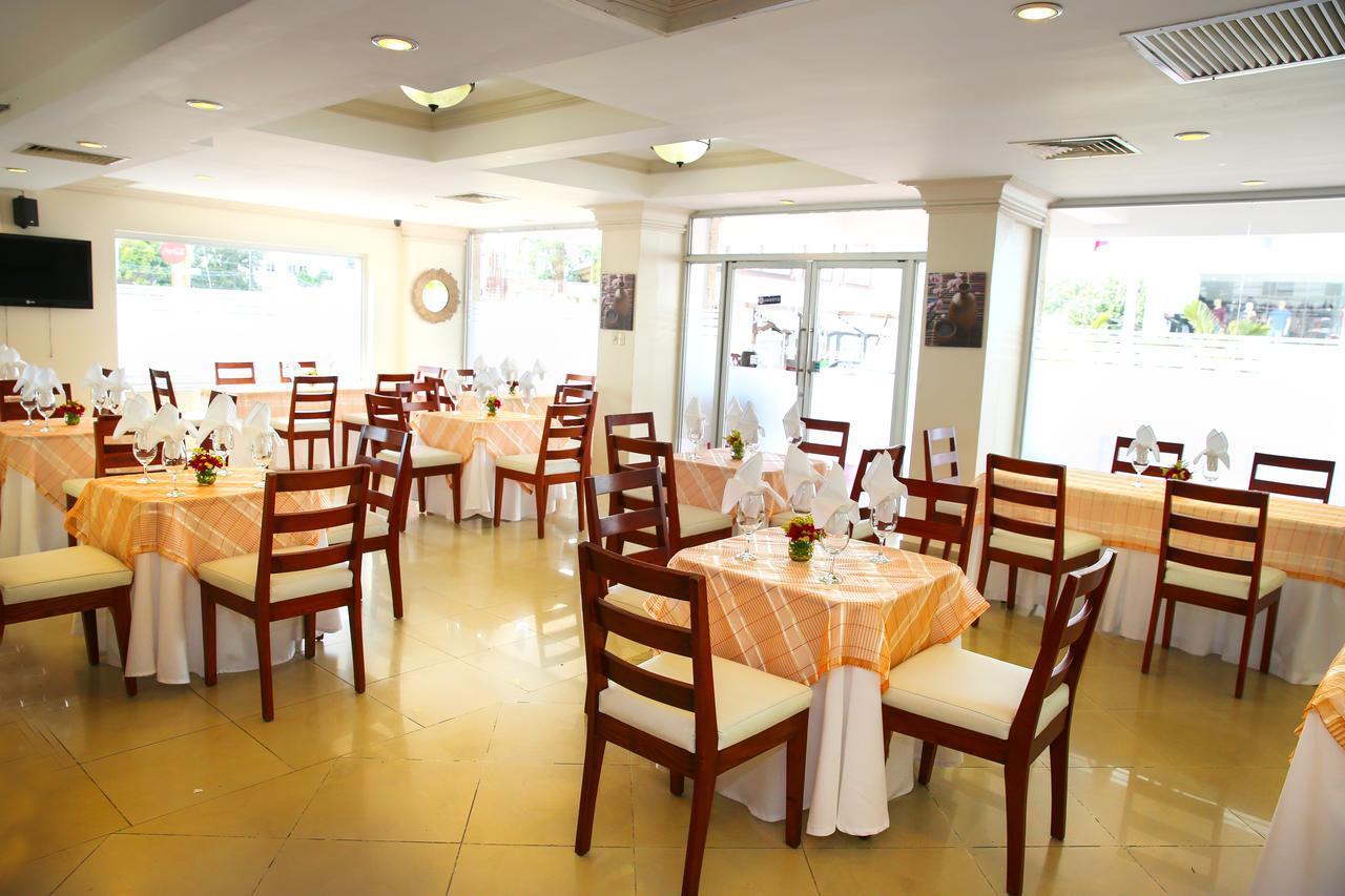 Hotel Los Jardines Сантьяго-де-лос-Кабальерос Экстерьер фото